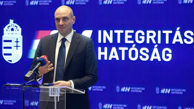 Autóflottát félmilliárdért, brüsszeli támogatást százmillióért kért az Integritás Hatóság