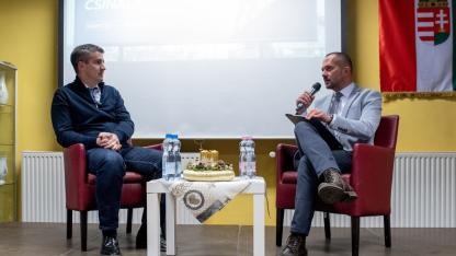 Állami hirdetésekből a Fidesz ellen? – Utazás a csornai politika mélyére