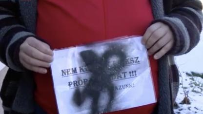 Kiírta a postaládára, hogy nem kér Fidesz-propagandát, megrongálták a házát és belőttek a kertjébe