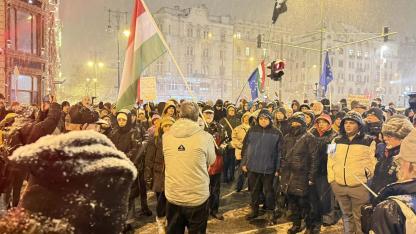 Hadházy Ákosék hóesésben tüntettek a Bors különszáma ellen, a Ferenciek teréről az Erzsébet hídra vonultak