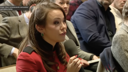 Fekete öves putyinista „újságíró” kérdezhetett Orbán Viktor sajtótájékoztatóján