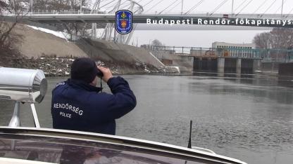 Videót közölt a rendőrség arról, hogy hajóval is kutatnak a Dunán a 18 éves eltűnt fiatal után