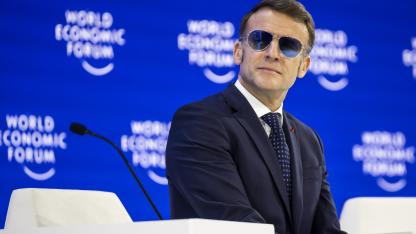 Nem engedünk a zaklatóknak – üzente Davosból Macron Trumpnak