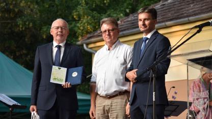 Gyerekeket pofozó fideszesek