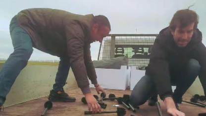 Több száz vécékefét vittek a batidai kastélyhoz Fekete-Győrék
