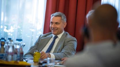 Magyar Péter: Ezer kistelepülésre juttatjuk el Lázár üzenetét