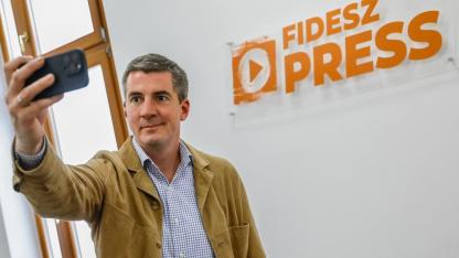 Hiába a tiltás, a Fidesz frakciója aktívan hirdet a Facebookon