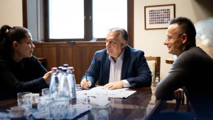 Ezúttal Gáspár Evelinnel közölt közös videót Orbán Viktor