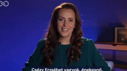 Magyar Péter bejelentette: Csézy Erzsébet énekesnő lesz a Tisza jelöltje Mezőkövesden