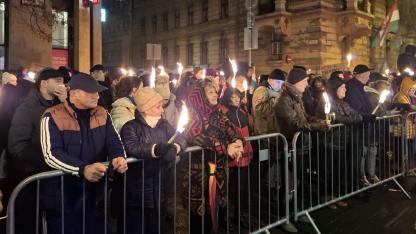 „Nincs bocsánat és nincs felejtés” – Lázár János minisztériuma előtt demonstráltak