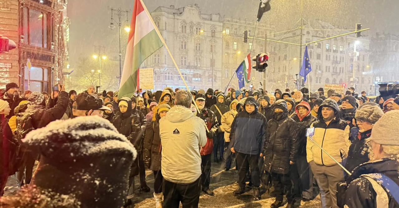 Hadházy Ákosék hóesésben tüntettek a Bors különszáma ellen, a Ferenciek teréről az Erzsébet hídra vonultak