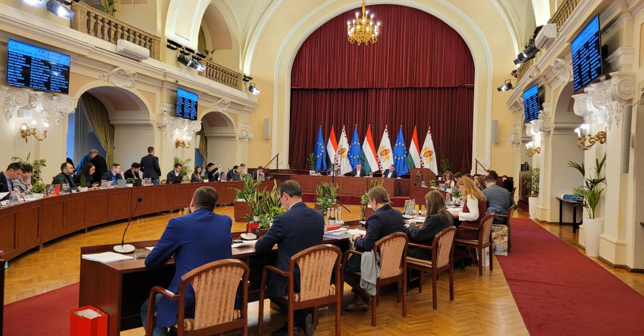 Egy fővárosi javaslat fellépne a „buliturizmust” kiszolgáló hajók ellen