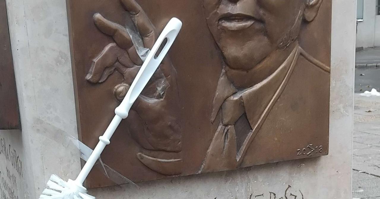Vécékeféket ragasztott a Muzsikus cigányok parkjának szobraira a Kutyapárt