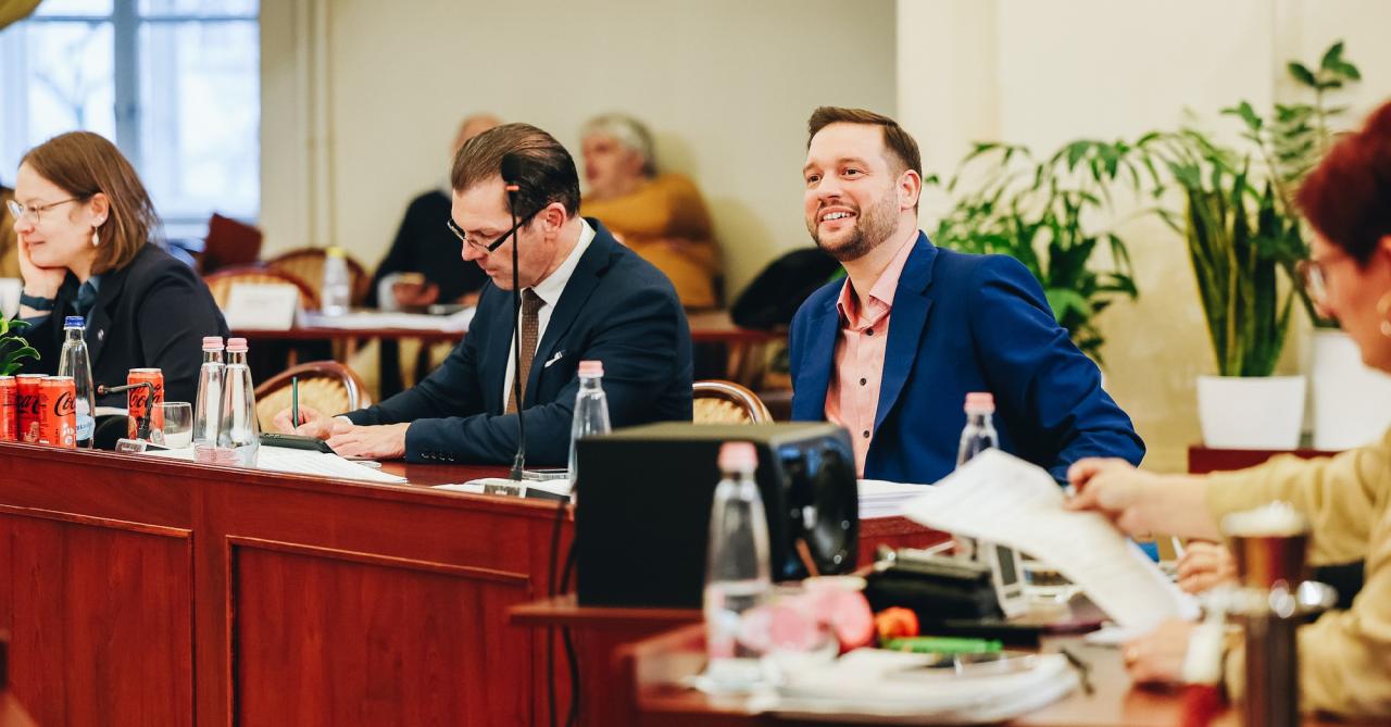 DK: Újra a Fidesz által kreált hazugságok fognak szemben állni a másik nagypárt mantráival