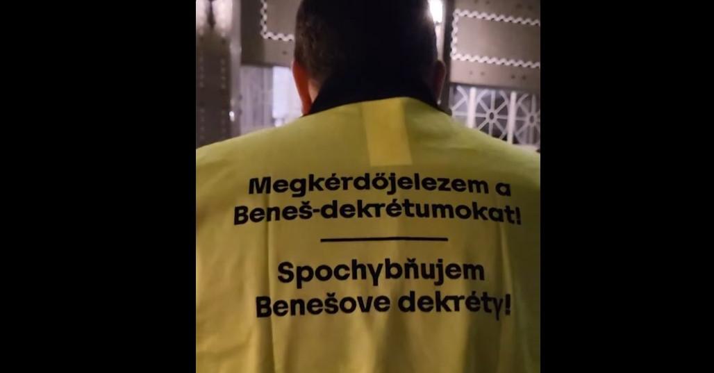 Rendőrök vitték el a felvidéki magyar politikust, mert a Beneš-dekrétumok ellen tüntetett