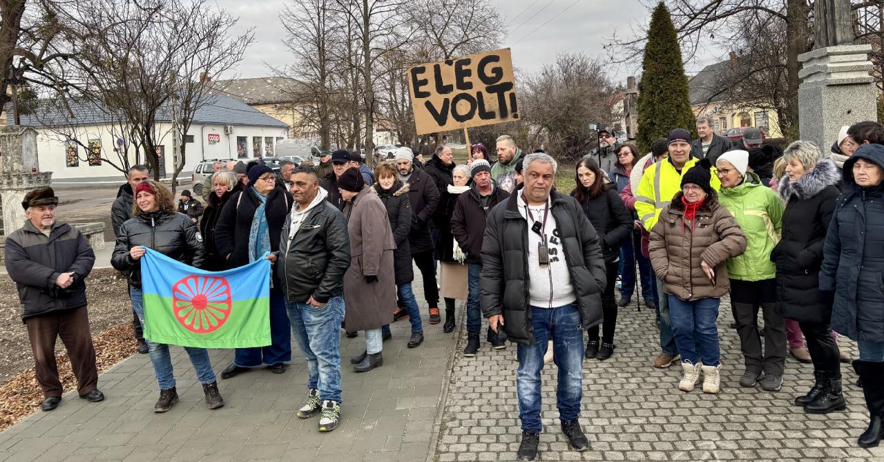Lázár János WC-pucolós kijelentése miatt tüntettek Devecserben