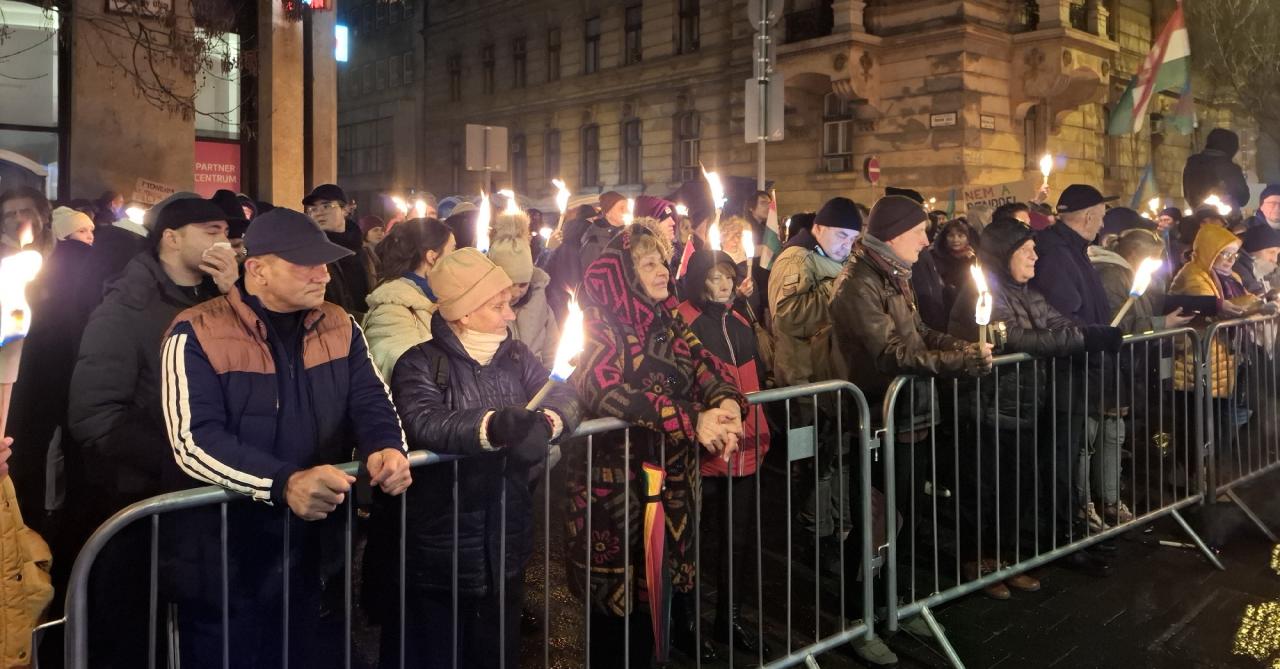 „Nincs bocsánat és nincs felejtés” – Lázár János minisztériuma előtt demonstráltak